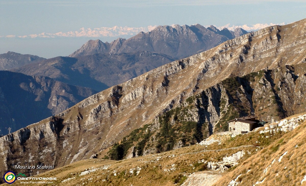 10 Mi avvio sul per ora facile sentierino, uno sguardo indietro al rifugio....JPG